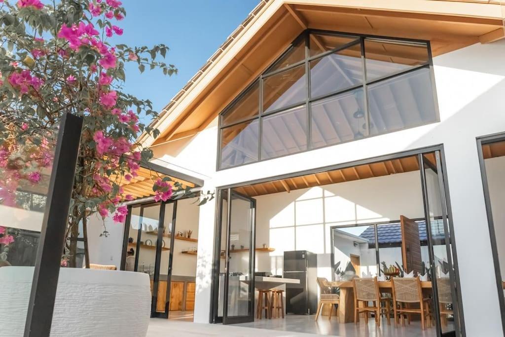 Villa Hakem Elegant And Modern 4 Bedrooms Pool View Canggu