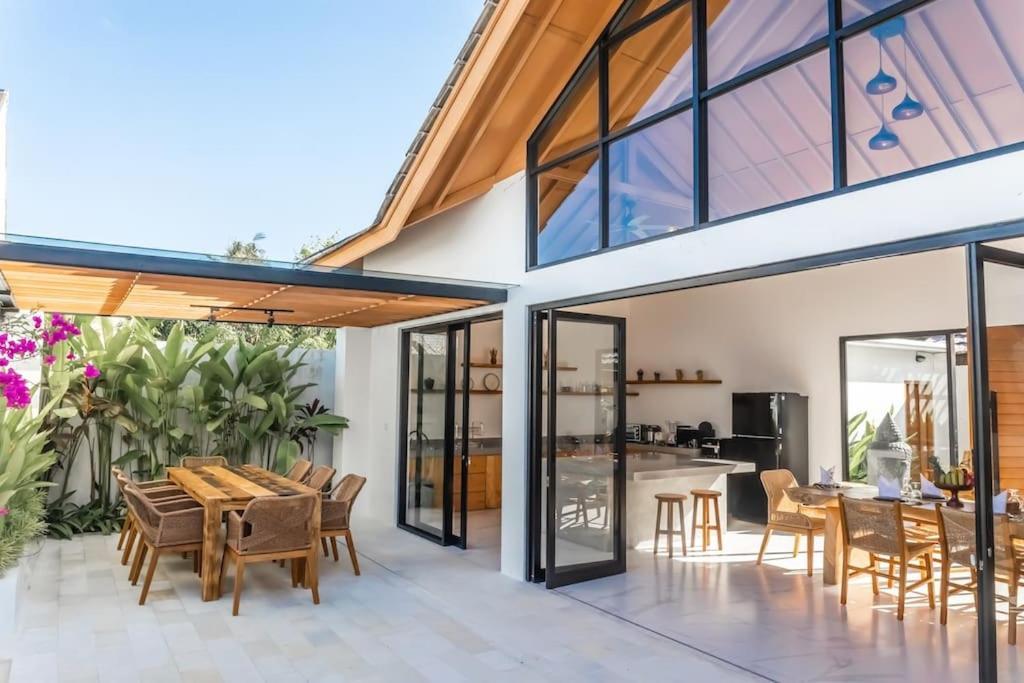 Hakem Elegant And Modern 4 Bedrooms Pool View Villa Canggu